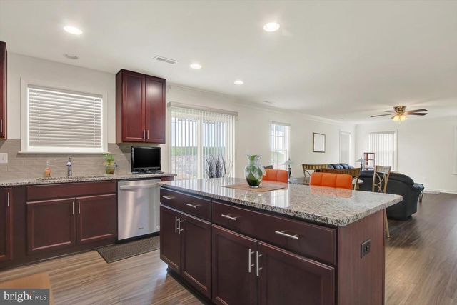 17 NATURES WAY CIR, New Oxford, PA 17350