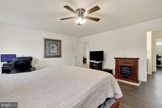 17 NATURES WAY CIR, New Oxford, PA 17350