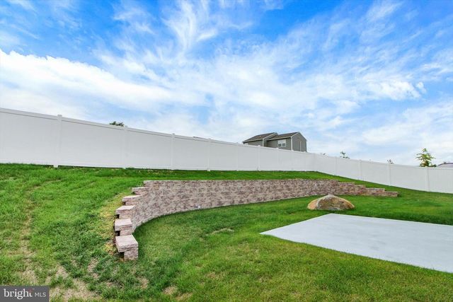 17 NATURES WAY CIR, New Oxford, PA 17350