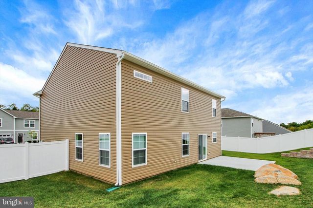 17 NATURES WAY CIR, New Oxford, PA 17350