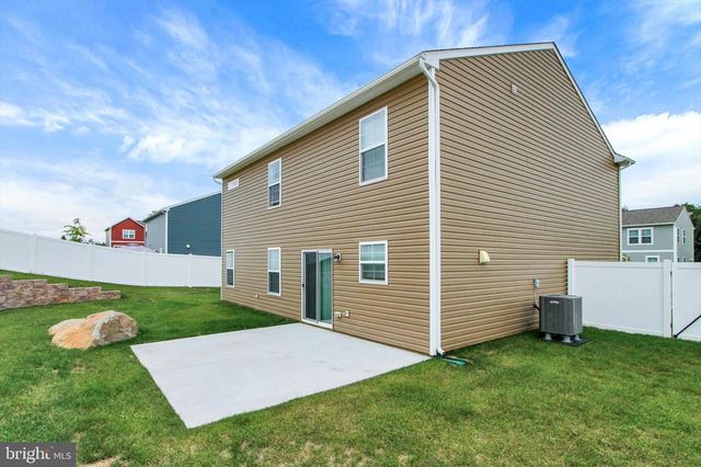 17 NATURES WAY CIR, New Oxford, PA 17350