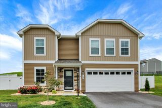 17 NATURES WAY CIR, New Oxford, PA 17350