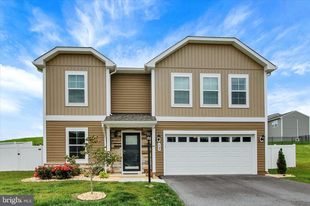 17 NATURES WAY CIR, New Oxford, PA 17350