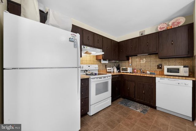227 TENBY CHASE DR, Delran, NJ 08075