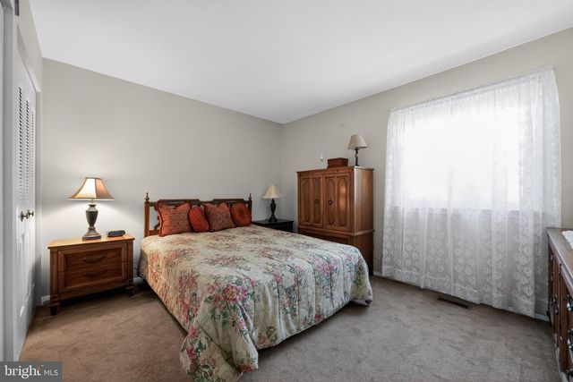 227 TENBY CHASE DR, Delran, NJ 08075