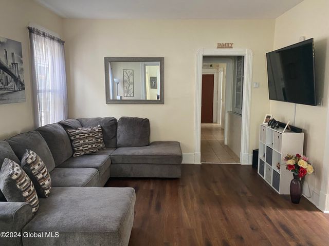 907 Delamont Avenue, Schenectady, NY 12307