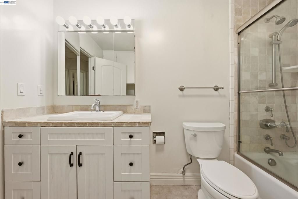 Image 21 of property listing at 10160 Crow Canyon Rd, Castro Valley, CA 94552