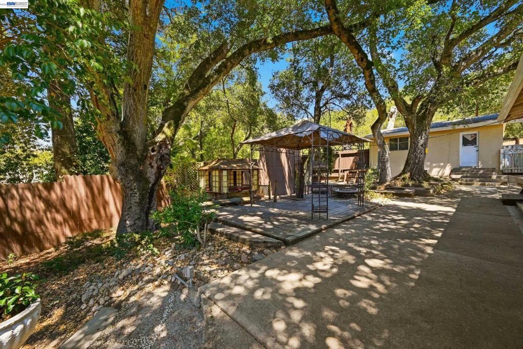 Image 23 of property listing at 10160 Crow Canyon Rd, Castro Valley, CA 94552