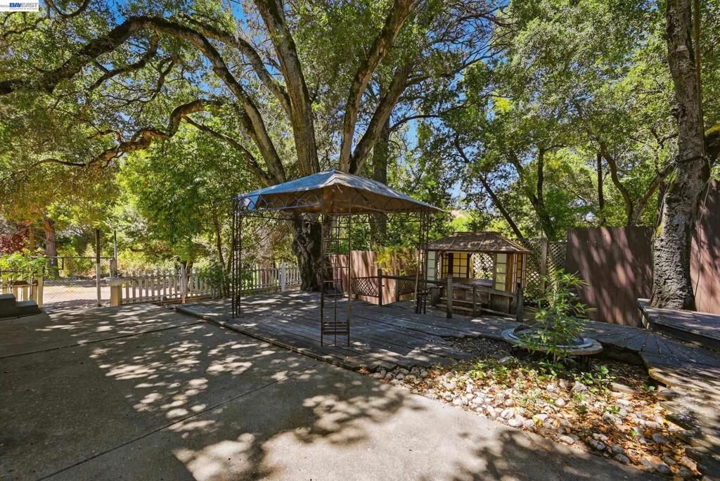 Image 27 of property listing at 10160 Crow Canyon Rd, Castro Valley, CA 94552