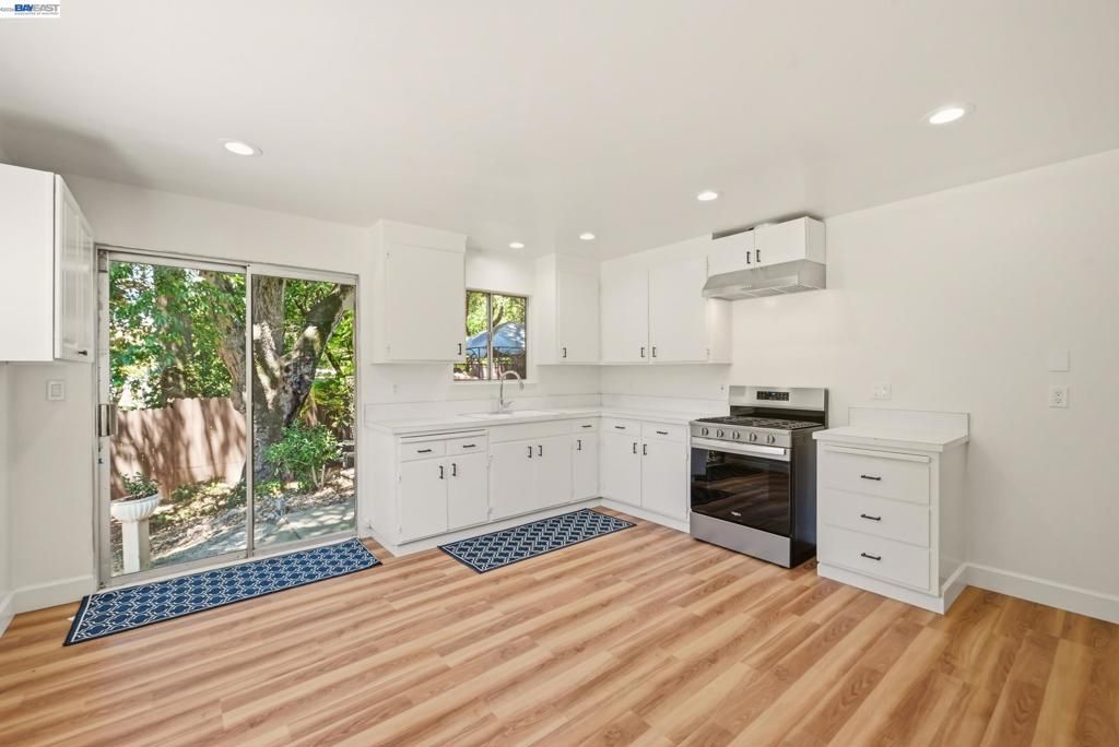 Image 5 of property listing at 10160 Crow Canyon Rd, Castro Valley, CA 94552
