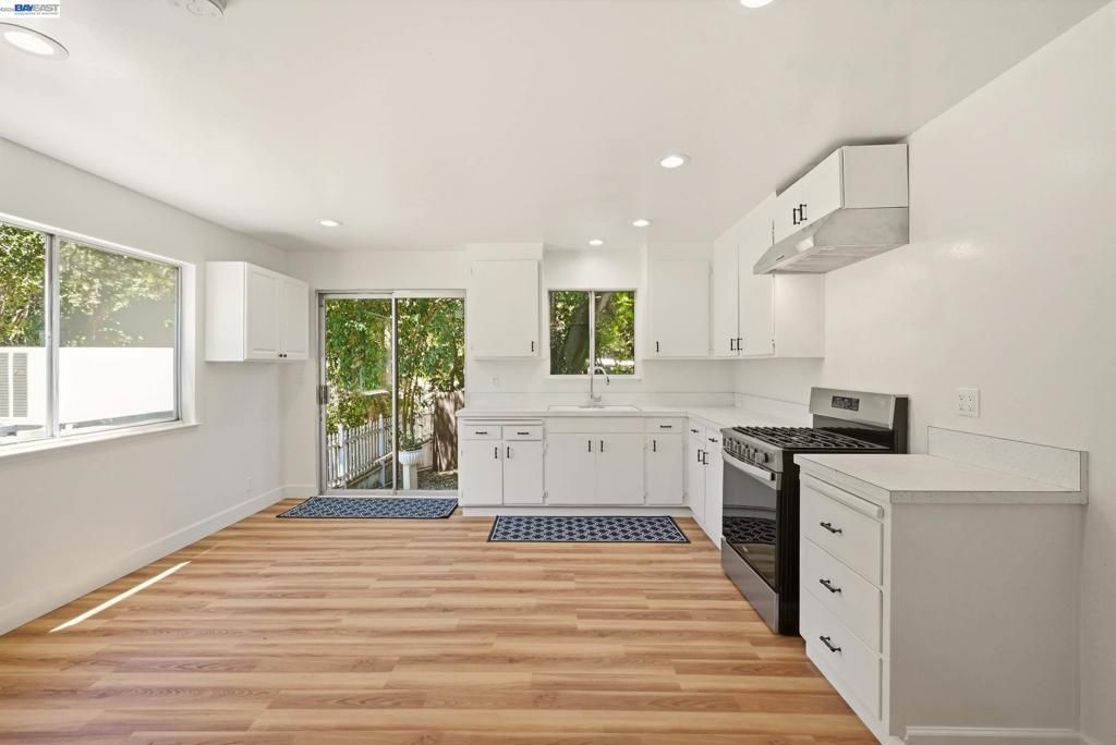 Image 8 of property listing at 10160 Crow Canyon Rd, Castro Valley, CA 94552