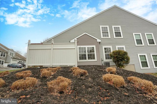 87 COURTYARD DR, Carlisle, PA 17013