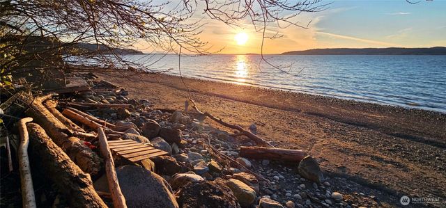 303 Arrowhead Point Lane, Camano Island, WA 98282