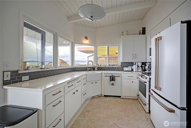 303 Arrowhead Point Lane, Camano Island, WA 98282