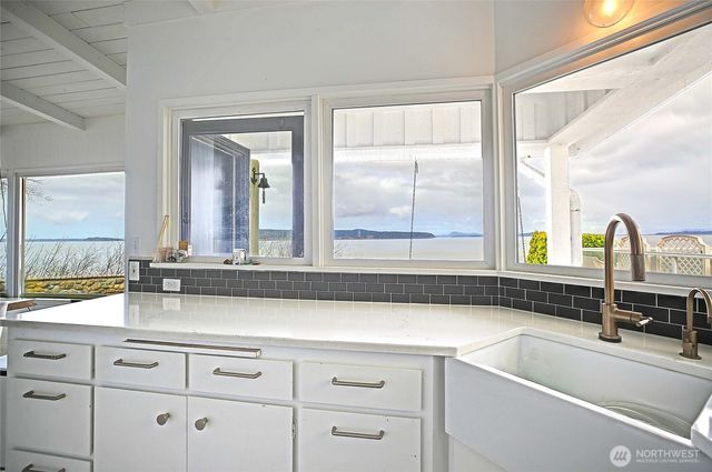 303 Arrowhead Point Lane, Camano Island, WA 98282