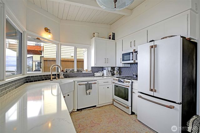 303 Arrowhead Point Lane, Camano Island, WA 98282