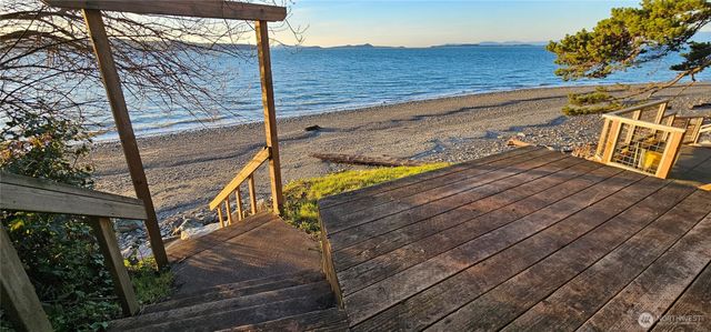 303 Arrowhead Point Lane, Camano Island, WA 98282