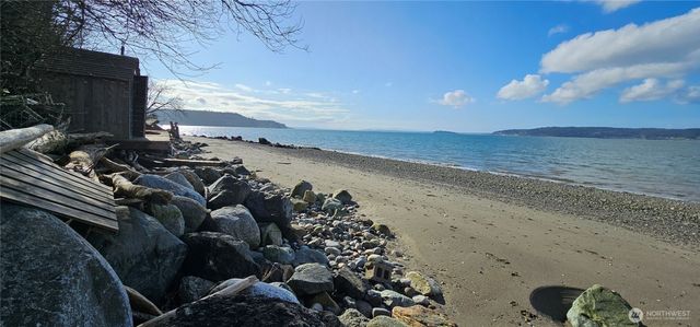 303 Arrowhead Point Lane, Camano Island, WA 98282