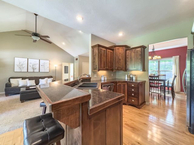 555 E Farm Road 84, Springfield, MO 65803