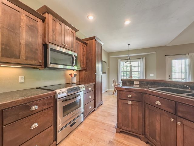 555 E Farm Road 84, Springfield, MO 65803