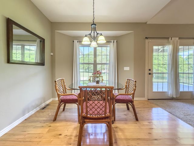 555 E Farm Road 84, Springfield, MO 65803