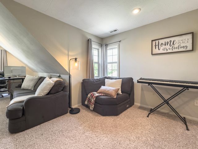 555 E Farm Road 84, Springfield, MO 65803