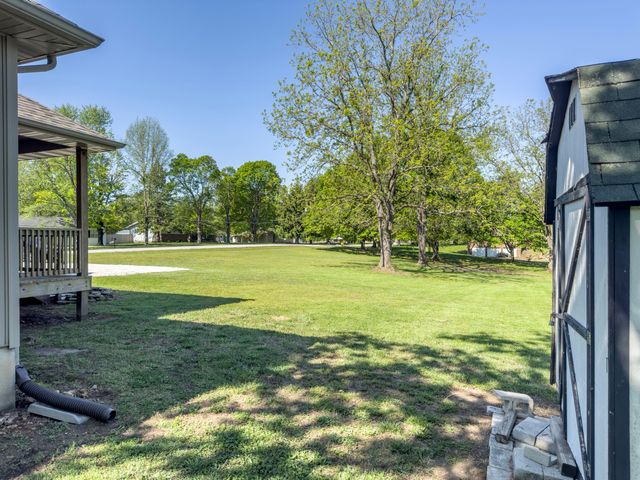 555 E Farm Road 84, Springfield, MO 65803