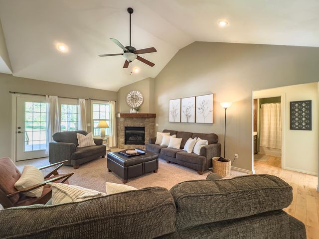 555 E Farm Road 84, Springfield, MO 65803