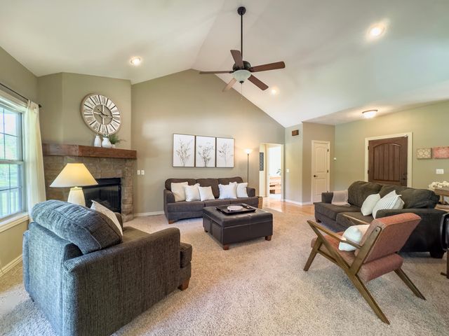 555 E Farm Road 84, Springfield, MO 65803