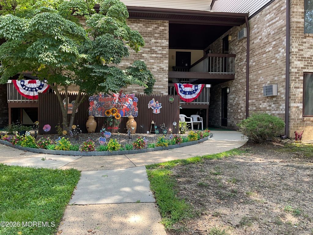 177 Amberly Drive E, Manalapan, NJ 07726