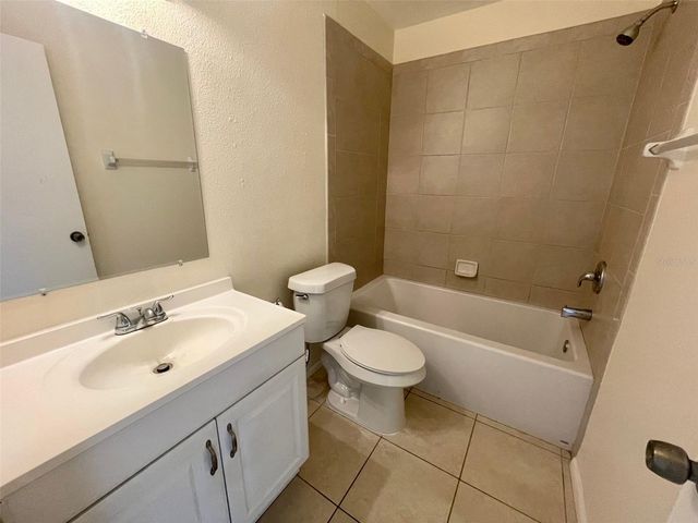 2745 HIDDEN LAKE BOULEVARD D, Sarasota, FL 34237