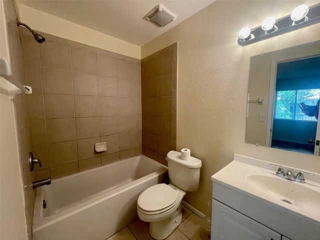 2745 HIDDEN LAKE BOULEVARD D, Sarasota, FL 34237