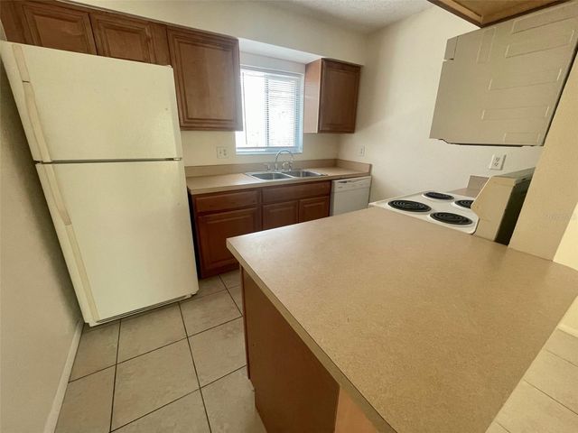 2745 HIDDEN LAKE BOULEVARD D, Sarasota, FL 34237