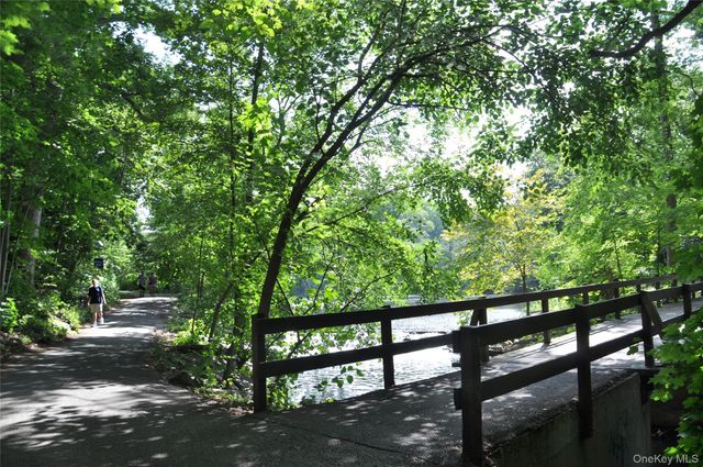 242 Bronxville Road E2, Bronxville, NY 10708