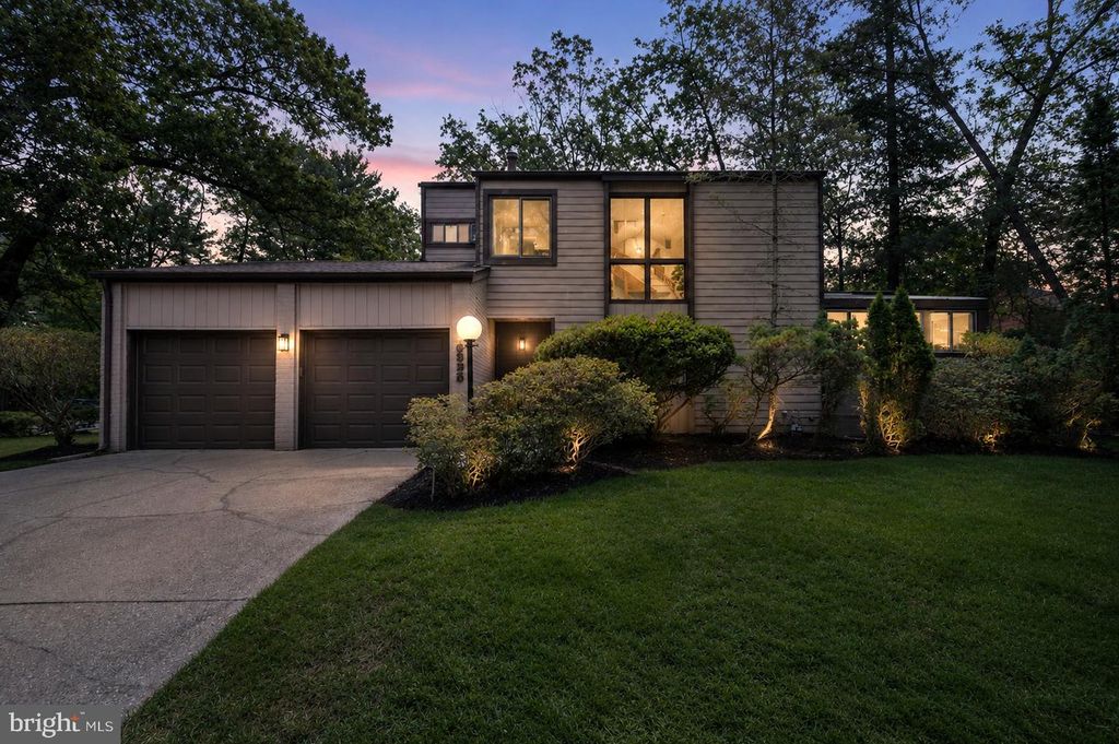 Image 1 of property listing at 10325 SIXPENCE CIR, Columbia, MD 21044