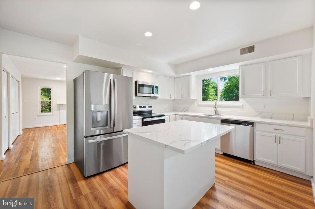 Image 10 of property listing at 10325 SIXPENCE CIR, Columbia, MD 21044