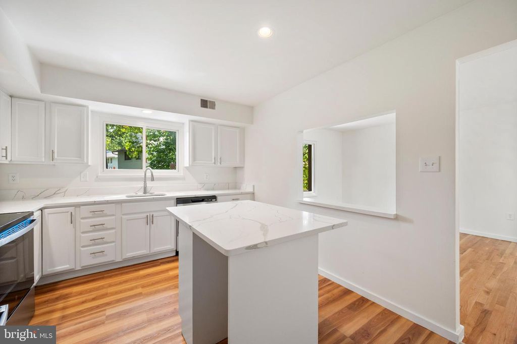 Image 11 of property listing at 10325 SIXPENCE CIR, Columbia, MD 21044