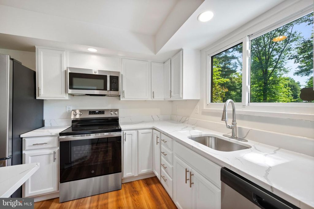 Image 12 of property listing at 10325 SIXPENCE CIR, Columbia, MD 21044