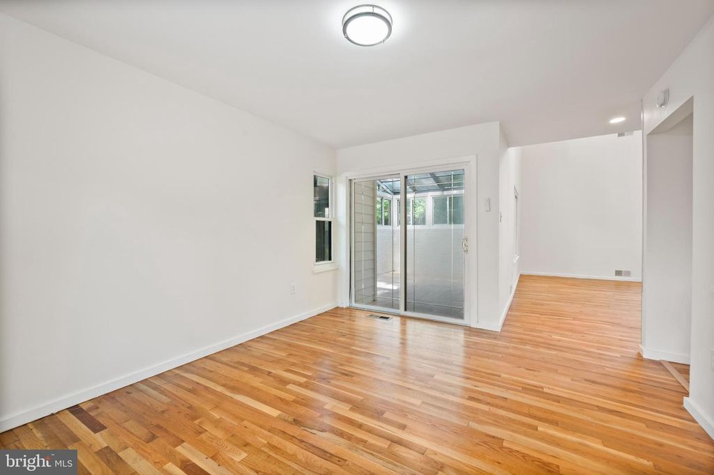 Image 15 of property listing at 10325 SIXPENCE CIR, Columbia, MD 21044