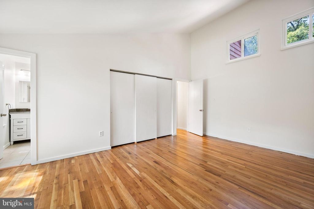 Image 20 of property listing at 10325 SIXPENCE CIR, Columbia, MD 21044