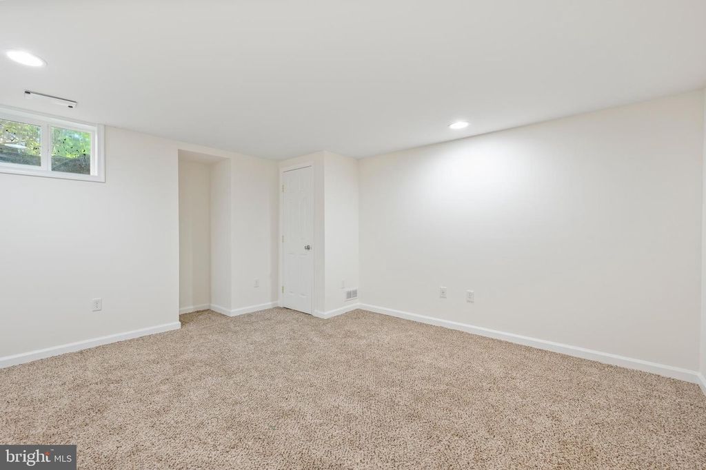 Image 26 of property listing at 10325 SIXPENCE CIR, Columbia, MD 21044
