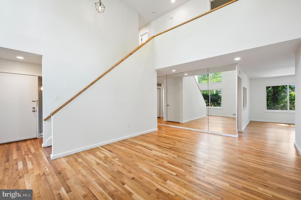 Image 3 of property listing at 10325 SIXPENCE CIR, Columbia, MD 21044