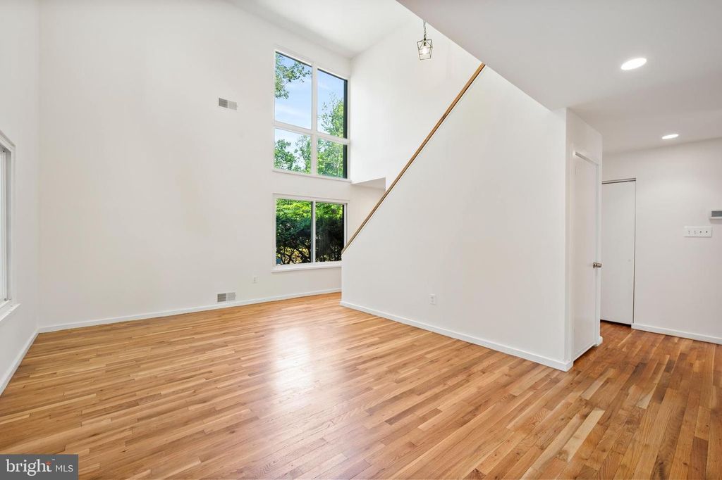 Image 4 of property listing at 10325 SIXPENCE CIR, Columbia, MD 21044