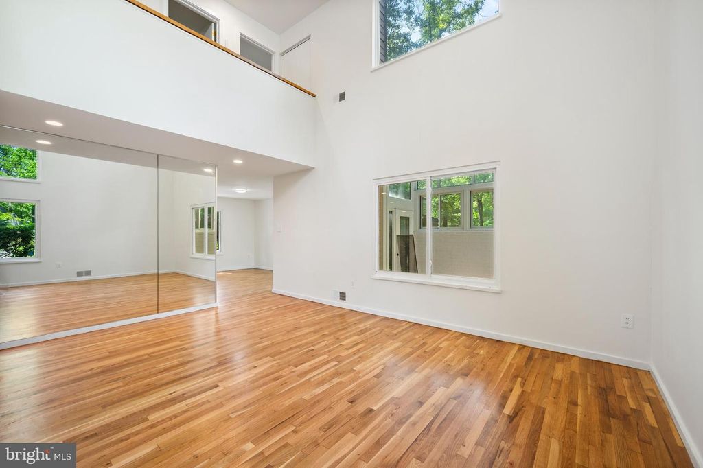 Image 5 of property listing at 10325 SIXPENCE CIR, Columbia, MD 21044