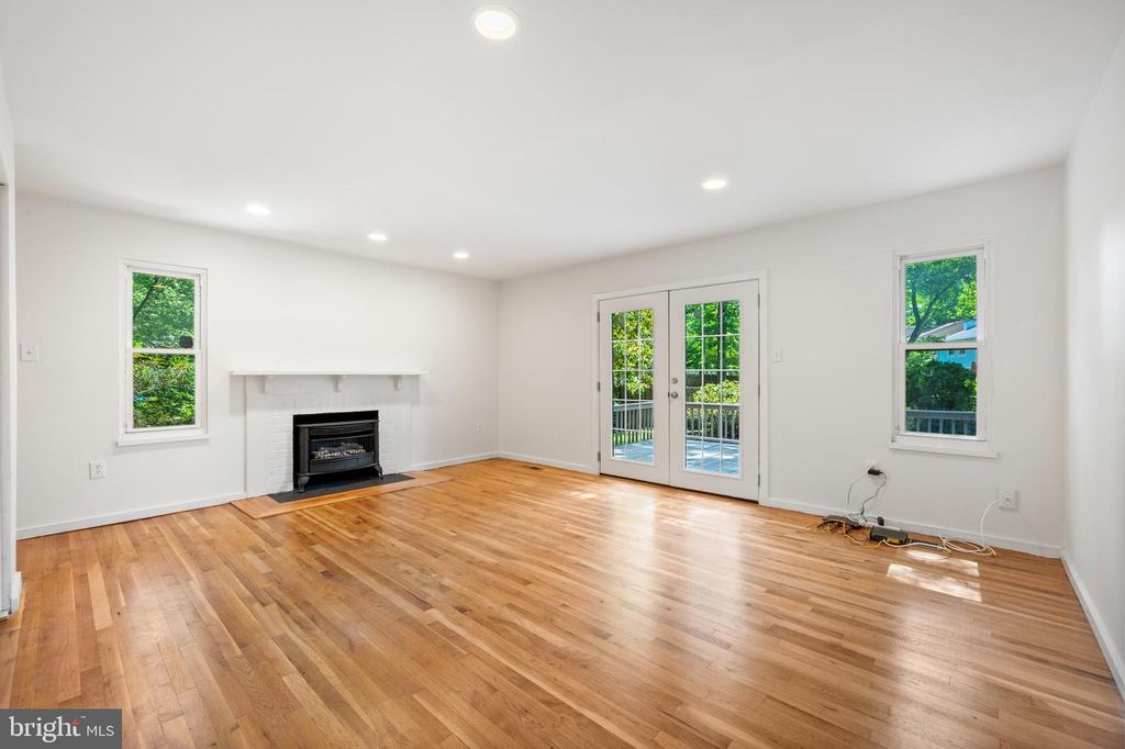 Image 7 of property listing at 10325 SIXPENCE CIR, Columbia, MD 21044