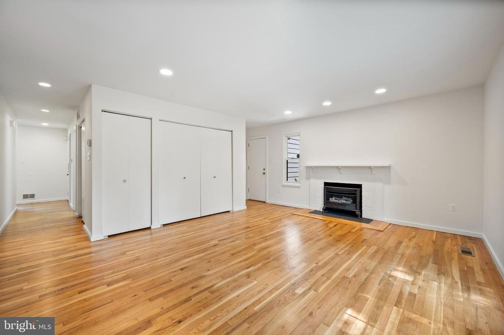 Image 8 of property listing at 10325 SIXPENCE CIR, Columbia, MD 21044