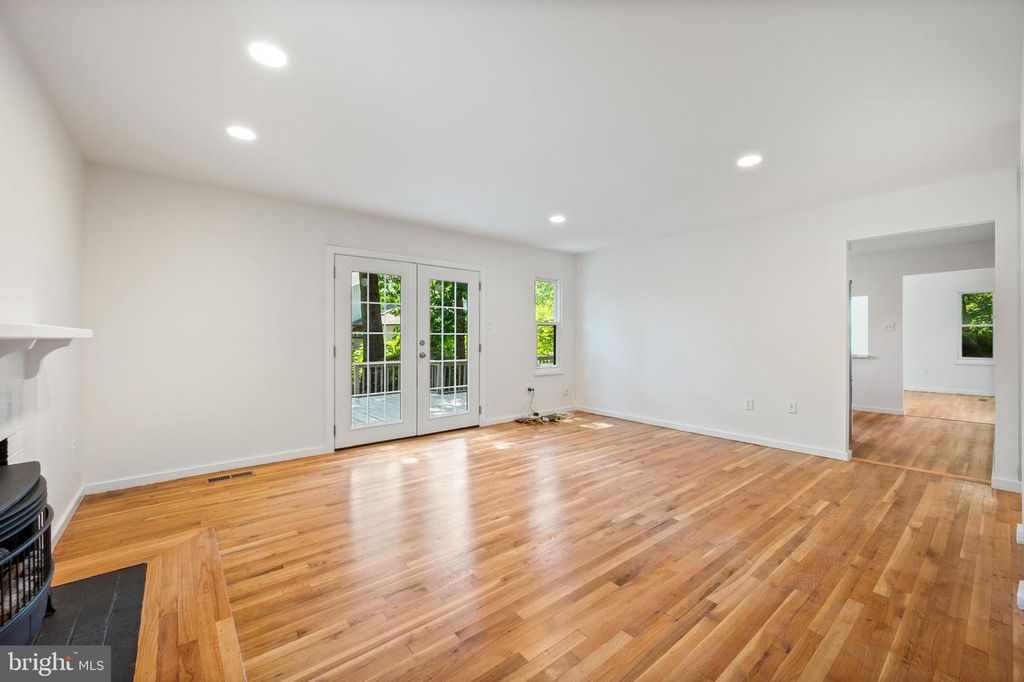 Image 9 of property listing at 10325 SIXPENCE CIR, Columbia, MD 21044