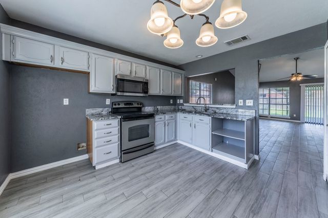 816 Plummer Drive, Cedar Hill, TX 75104