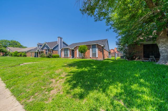816 Plummer Drive, Cedar Hill, TX 75104