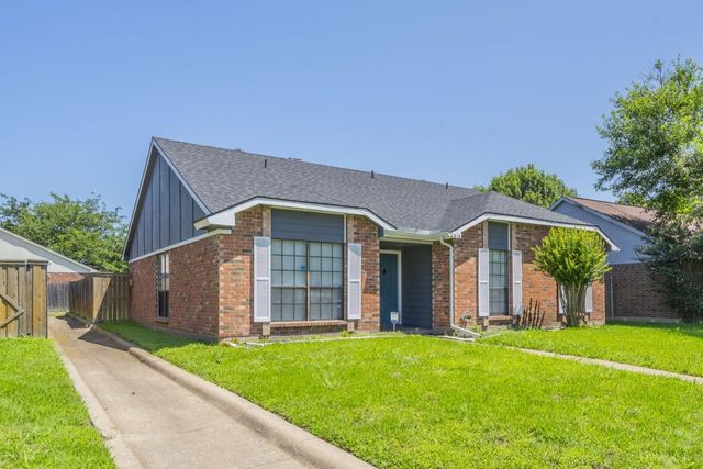 816 Plummer Drive, Cedar Hill, TX 75104